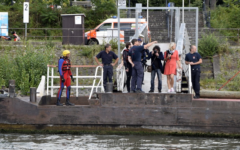 Uebung BF Taucher und Presse Koeln Zoobruecke Rhein P040.JPG - Miklos Laubert